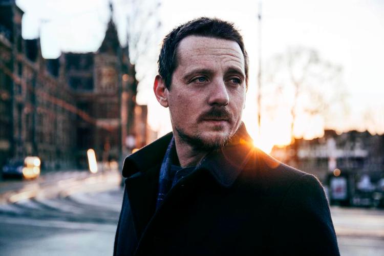 Hjemve. Sturgill Simpson har turneret verden over de sidste par år. Væk fra sin søn. Afsavn og afstand har fået Simpson til at skrive et album til junior. 