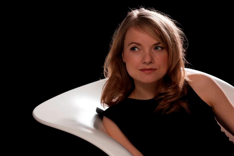 Skrøbelig. Mest interessant er det, når Mette Juul bevæger sig ind i et mere skrøbeligt rum, hvor hendes egne tekster kommer i centrum. Tematisk kredser hun om storbyer og sommerfugle. 