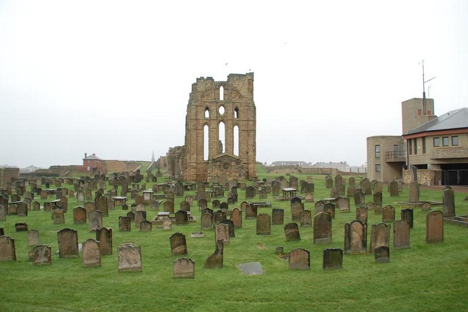 MONUMENTER. Der er mange gravsteder rundt om det gamle kloster. 