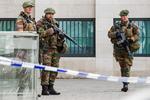 sikkerhedstrussel. Soldater står vagt foran en retsbygning i Bruxelles, da terrormistænkte Salah Abdeslam 7. april skulle for retten. 