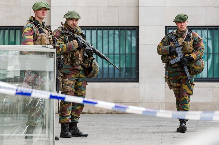 sikkerhedstrussel. Soldater står vagt foran en retsbygning i Bruxelles, da terrormistænkte Salah Abdeslam 7. april skulle for retten. 