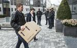 omfangsrig. Sagens akter om det tredobbelte drab på Frederiksberg ffylder en del og bæres her ind til dagens grundlovsforhør ved Retten på Frederiksberg. 
