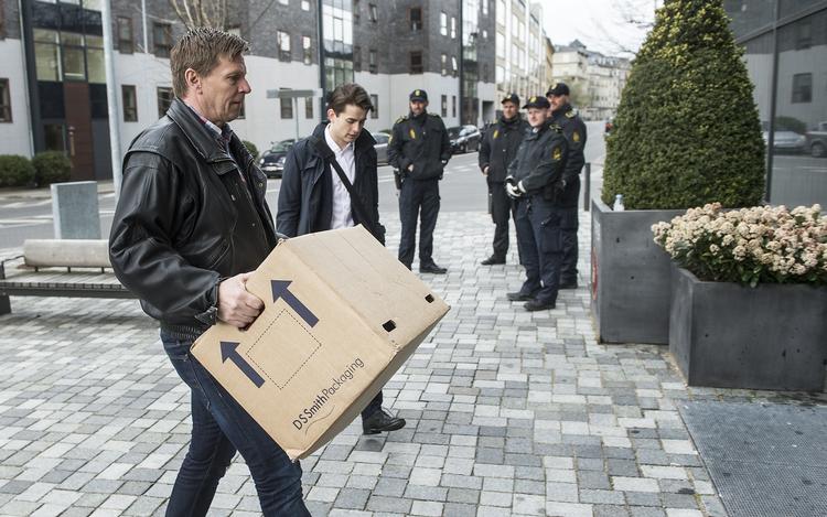 omfangsrig. Sagens akter om det tredobbelte drab på Frederiksberg ffylder en del og bæres her ind til dagens grundlovsforhør ved Retten på Frederiksberg. 