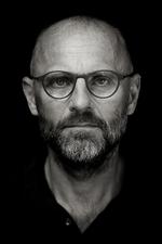 Timing. Se og Hør-skandalen gør bare Henrik Qvortrup endnu mere interessant som vært i mediekritisk program, mener programchef Mads Brügger. 