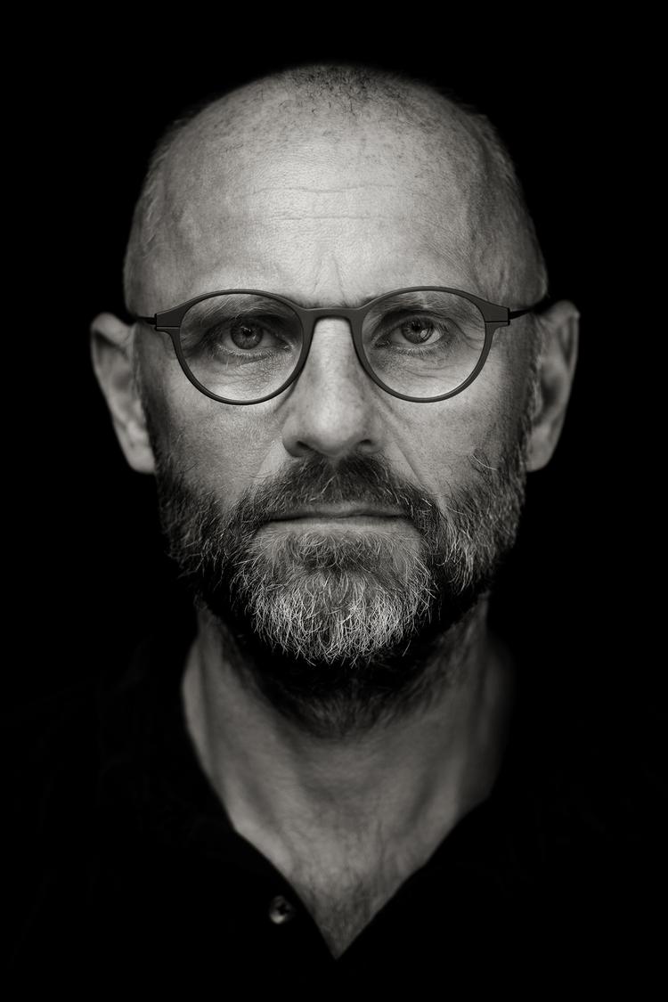 Timing. Se og Hør-skandalen gør bare Henrik Qvortrup endnu mere interessant som vært i mediekritisk program, mener programchef Mads Brügger. 