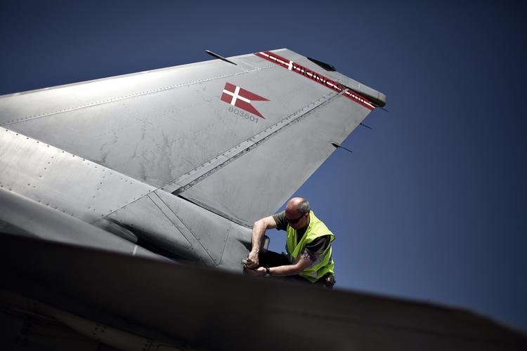 risikabelt. Danmark har tidligere deltaget i bombetogt over Libyen, men i modsætning til dem vil risikoen for civile tab være større, når der skal bombes i Syrien, hvor IS ofte gemmer sig blandt civile, lyder vurderingen. 