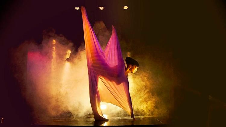 BURLESQUE. Smukke kvinder og flotte fyre smider tøjet og underholder sidst på aftenen i den lille nattekabaret, Kleine Nachtcabaret, med erotisk teater, burlesque og andre finesser på kanten mellem striptease og kunst. 
