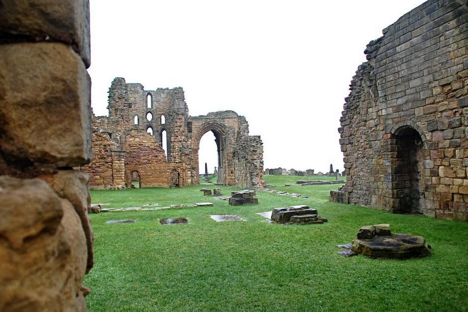 HÆRGET. Diverse krige og storme fra Nordsøen har bidraget til, at Tynemouth Priory and Castle ser forfaldent ud. Men forskere finder mange informationer om fortiden her. 