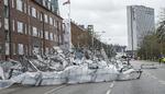 Ups. Politiet kan godt lede trafikken uden om det væltede stilads, men det vil først være fjernet først på aftenen. 