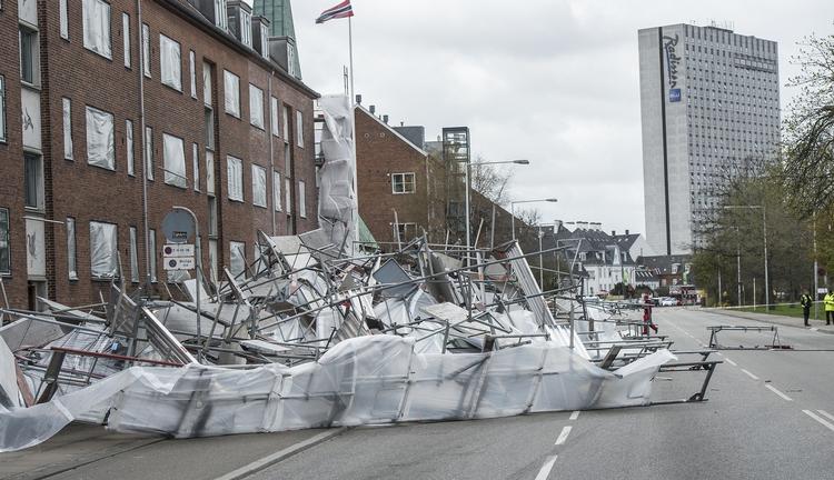 Ups. Politiet kan godt lede trafikken uden om det væltede stilads, men det vil først være fjernet først på aftenen. 