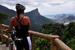 JUNGLECYKLIST. Cyklisterne i Tijuca Nationalparken i Rio de Janeiro taber ikke alene pusten på grund af de stejle skråninger, men udsigten er også bjergtagende. 