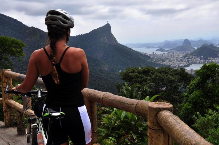 JUNGLECYKLIST. Cyklisterne i Tijuca Nationalparken i Rio de Janeiro taber ikke alene pusten på grund af de stejle skråninger, men udsigten er også bjergtagende. 