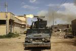 krig. Irakiske styrker skyder mod ekstremistiske grupper ved byen i Hit 140 kilometer vest for den irakiske hovedstad, Baghdad. Danmark deltager i kampen mod Islamisk Stat, og det danske mandat kommer nu også til at omfatte nabolandet Syrien. 