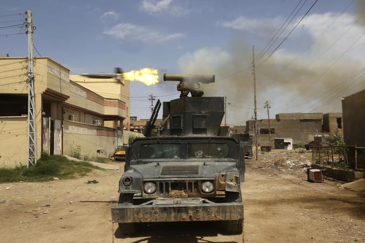 krig. Irakiske styrker skyder mod ekstremistiske grupper ved byen i Hit 140 kilometer vest for den irakiske hovedstad, Baghdad. Danmark deltager i kampen mod Islamisk Stat, og det danske mandat kommer nu også til at omfatte nabolandet Syrien. 
