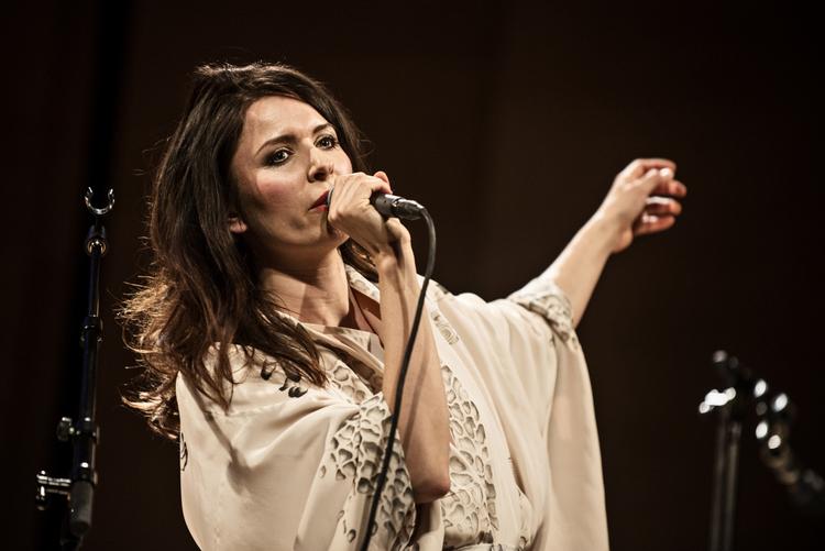 Kontrast. Sangerinden Kira Skov kommer sammen med kollegaen Caroline Henderson til at lægge stemme til Johnny Cashs numre. »Det blvier spændende at bringe noget feminint ind hos ham, der på mange måder er et macho-mandesymbol«, siger hun. 