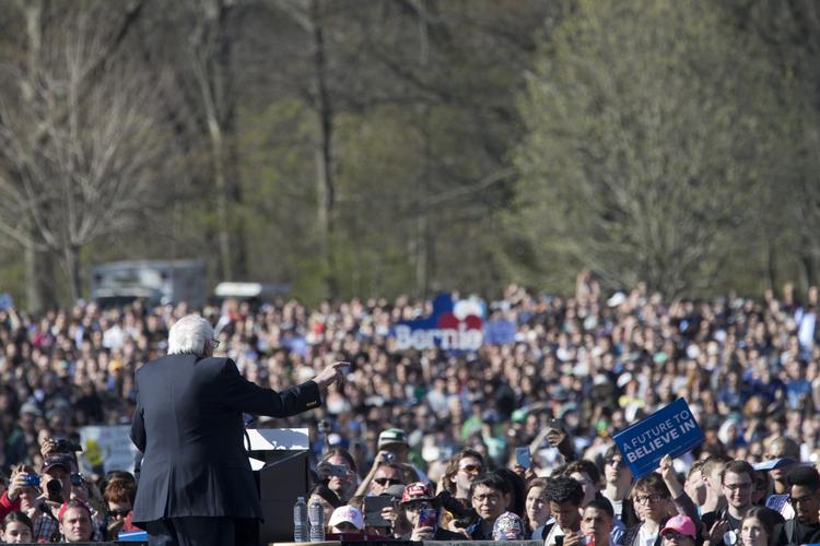 Primærvalg. Der var masser af mennesker i Prospect Park forleden - men ikke alle kan stemme på Sanders. 