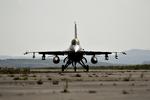 angreb. Et stort flertal i Folketinget har i dag besluttet at sende blandt andet danske F16-krigsfly i kamp mod IS i Syrien og Irak. 