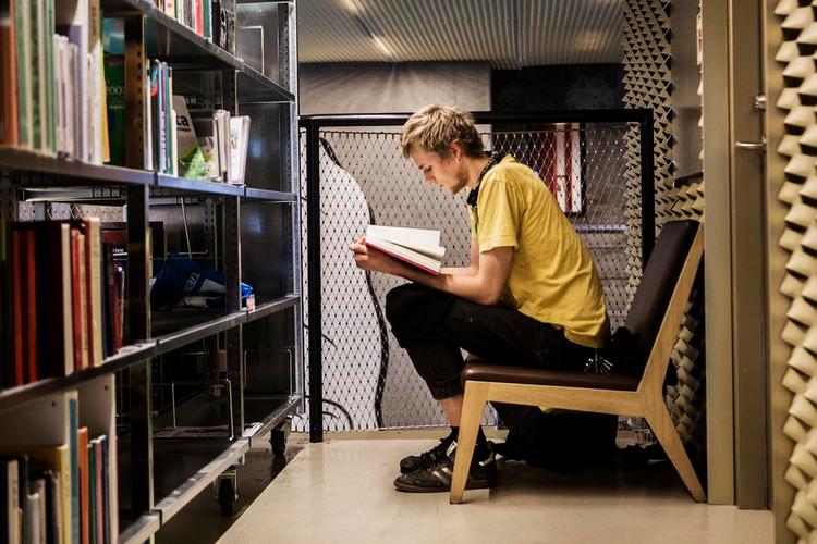 BOGKAMP. Der er fortsat lange udsigter til at kunne læse e-bøger fra flere af landets største forlag via biblioteket. I stedet må man købe e-bøgerne andetsteds – eller låne dem fysisk. 