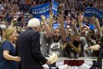 Valgkamp. Bernie Sanders siger, at han har optimismen i behold, men trods en flot valgkamp er alt for langt efter Hillary Clinton til at kunne vinde. 