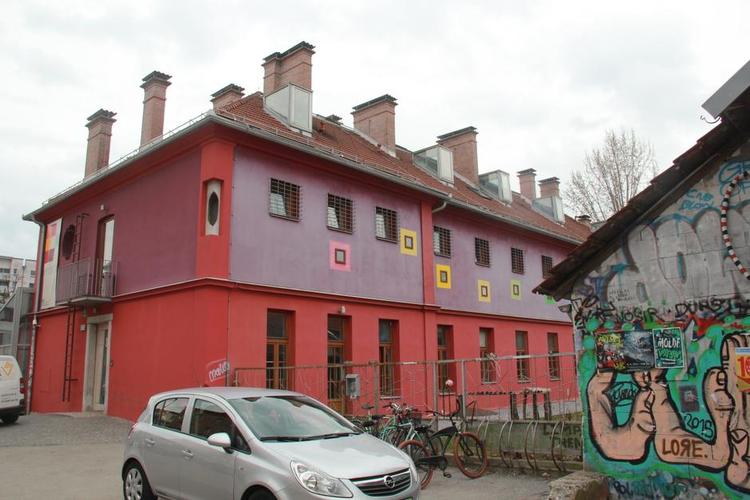 Fængslende. Hostel Celica har blandt andet været brugt som militærfængsel, og nogle af tremmerne har fået lov at blive siddende. 