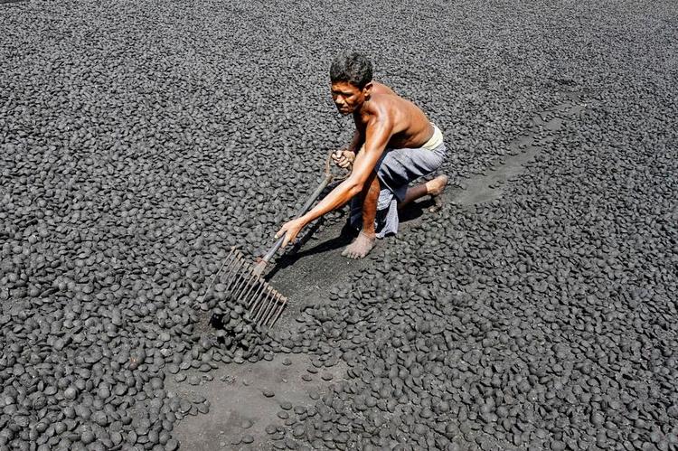 Håndkraft. Kulstøv bliver lavet til briketter på en mine i Bhubaneswar i Indien, hvor kulkraft også i fremtiden skal spille en stor rolle. 