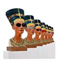 Stringens. Herover Isa Genzkens værkserie, 'Nofretete', i en bemalet version med diverse solbriller. 