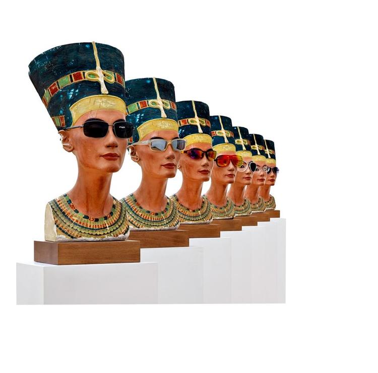 Stringens. Herover Isa Genzkens værkserie, 'Nofretete', i en bemalet version med diverse solbriller. 