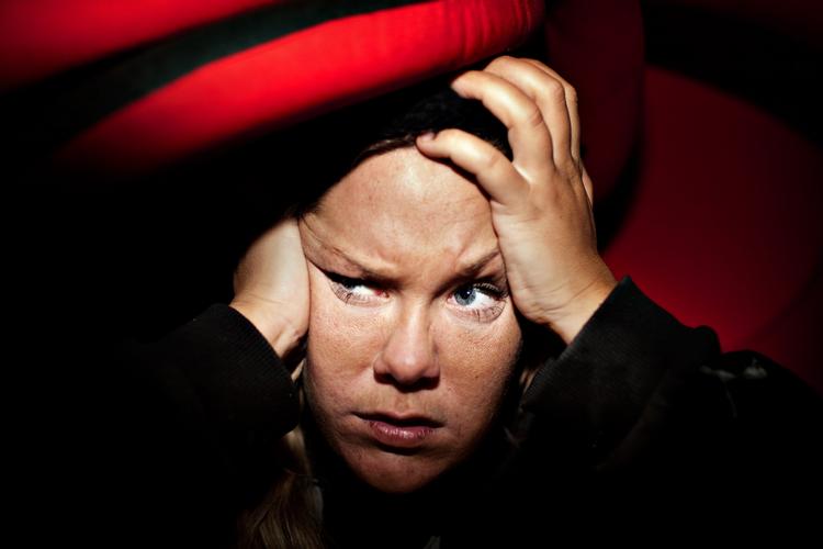 Komik. Linda P. spiller den belæste, men uduelige ridder Sir Belvedere. 