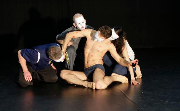 ANERKENDELSE. Den eneste måde, koreografen (Mikolaj Karczewski) kan få sine dansere til at elske sig på, er ved at udstyre dem med masker og rød kyssemund. 