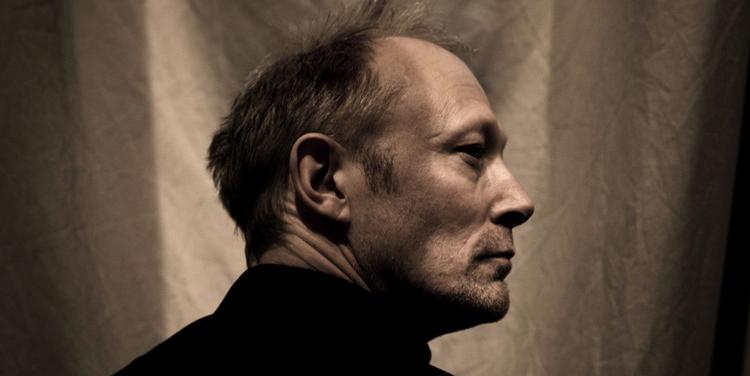 FLIGEN. Når Lars Mikkelsen spiller slem, rigtig slem, leder han altid efter den sympatiske flig, der kan løfte rollen ud over den simple, psykopatiske skurk. 