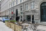 Fredet. Tre udvalgte parkeringspladser bliver i dagtimerne inddraget til bylivsaktiviter frem til 5. maj. 