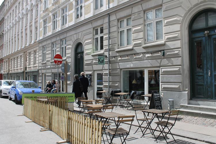 Fredet. Tre udvalgte parkeringspladser bliver i dagtimerne inddraget til bylivsaktiviter frem til 5. maj. 