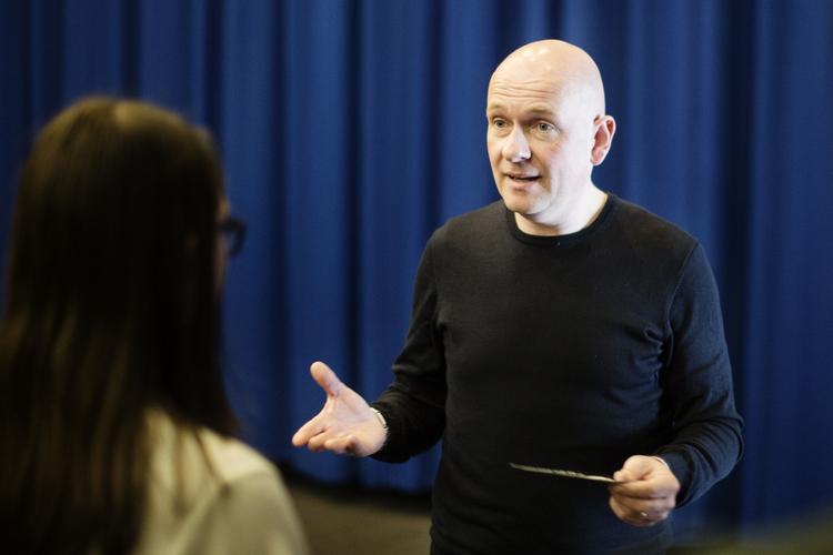 RYGESTOP. Når skuespiller Thomas Miltons teaterforedrag slutter, giver han alle de 150 7. klasses elever et gavekort til et rygestopkursus, som eleverne kan forære til en i deres familie eller omgangskreds, som ryger. 