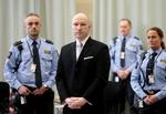 Massemorder. Anders Behring Breivik, der dræbte 77 mennesker, under retssagen om hans klage over at få overtrådt sine rettigheder under afsoningen. 