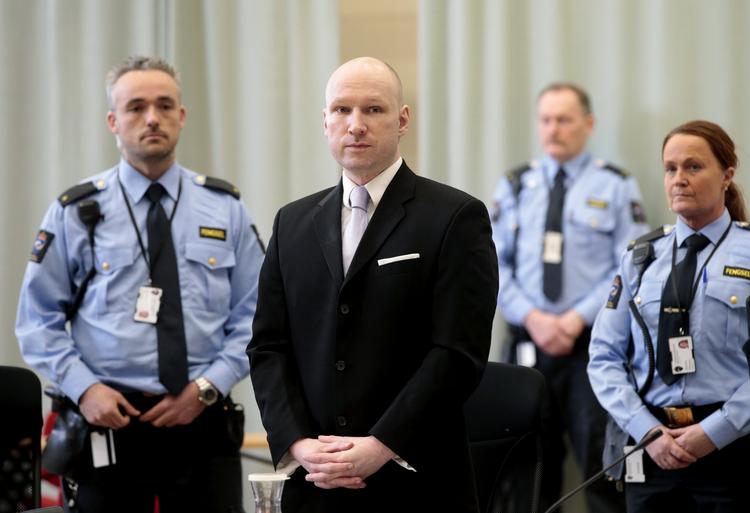 Massemorder. Anders Behring Breivik, der dræbte 77 mennesker, under retssagen om hans klage over at få overtrådt sine rettigheder under afsoningen. 