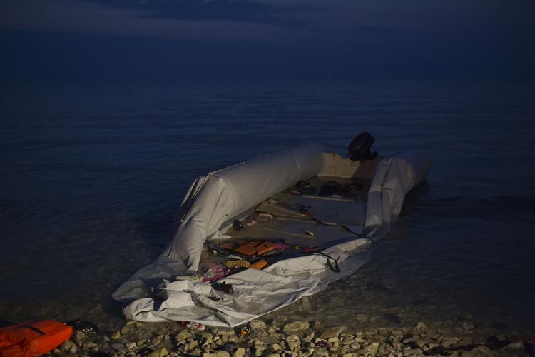 Flygtninge. Det er desværre langt fra alle, der forsøger at krydse Middelhavet, som overlever turen. To syriske flygtninge blev fundet døde i denne båd, da den i marts skyllede op på en strand på den græske ø Lesbos. 