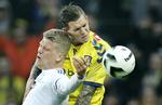 Fodbold. Flere drabelige dueller  mellem Daniel Agger og Andreas Cornelius i første halvleg af pokalsemifinalen. 