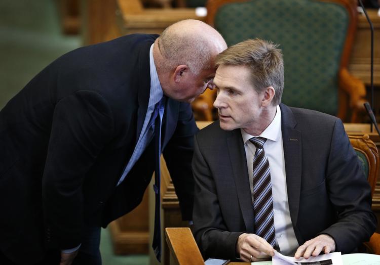 Udmedling. Dansk Folkepartis leder Kristian Thulesen Dahl (til højre) udelukker, at der bliver råd til skattelettelser inden næste valg. Her ses han i folketingssalen med DF's Søren Espersen. 