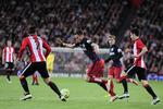 Primera. Atletico Madrids Antoine Griezmann i duel med Athletic Bilbaos Eneko Boveda og Markel Susaeta, 