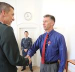 Hæderbesvisning. Kaptajn Bradley Grimm modtager 'Forsvarets medalje for særlig fortjenstfuld indsats' på forsvarschef Peter Bertrams kontor i Værnsfælles Forsvarskommando. Foto: Sune Wadskjær Nielsen med tilladelse fra Forsvaret. 