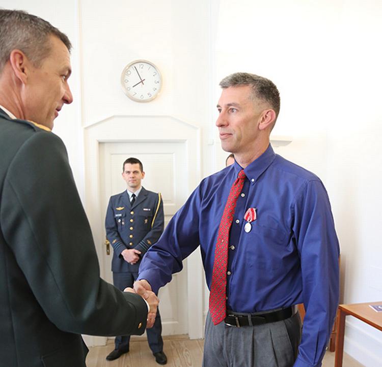 Hæderbesvisning. Kaptajn Bradley Grimm modtager 'Forsvarets medalje for særlig fortjenstfuld indsats' på forsvarschef Peter Bertrams kontor i Værnsfælles Forsvarskommando. Foto: Sune Wadskjær Nielsen med tilladelse fra Forsvaret. 