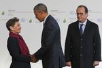 Paris. FN's klimachef, Christiana Figueres, hilser på USA's præsident, Barack Obama, under COP21 i Paris sidste år. 