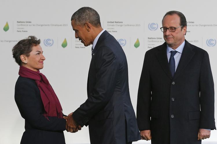 Paris. FN's klimachef, Christiana Figueres, hilser på USA's præsident, Barack Obama, under COP21 i Paris sidste år. 