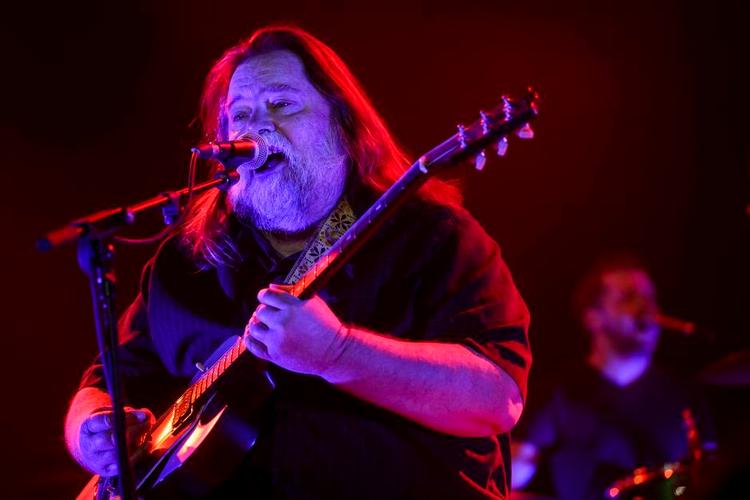 Gumpetungt. Roky Erickson sad ned under hele koncerten og virkede i det hele taget noget fraværende. 