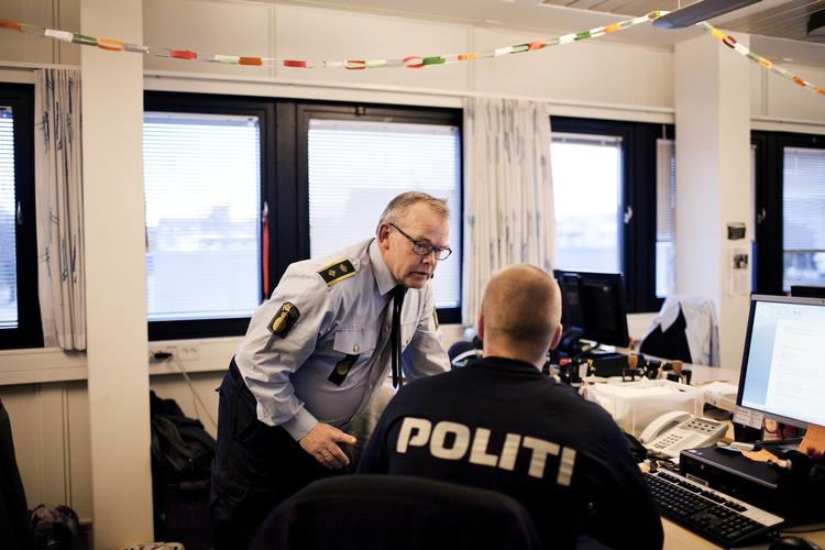 Spas. Politiet er ikke kun regler og alvorsord. Det prøver Nordsjællands Politi at bevise med en række humoristiske indslag på sociale medier. Senest et tilbud om en konfirmationssang, der advarer unge konfirmander om tyveri på Blå Mandag. 