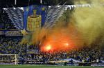 Kamp. Efter pokalsemifinalen mod FC København kastede Brøndby-fans sten mod politiet, som brugte tåregas. Fem betjente måtte på skadestuen. Foto fra tilskuertribunerne inde på stadion. 