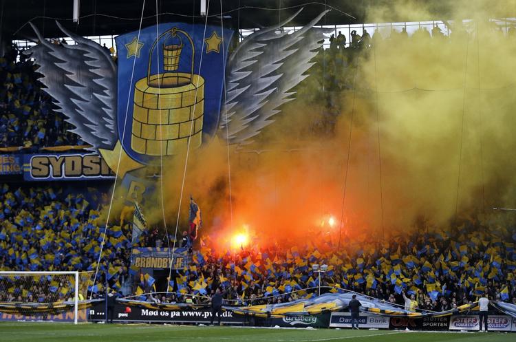 Kamp. Efter pokalsemifinalen mod FC København kastede Brøndby-fans sten mod politiet, som brugte tåregas. Fem betjente måtte på skadestuen. Foto fra tilskuertribunerne inde på stadion. 
