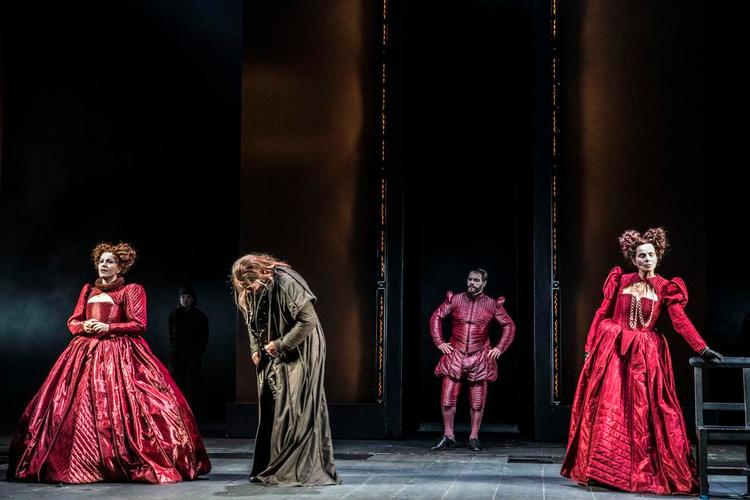 Familiedrama. Skuespillerne i Det Kgl. Teaters opsætning af 'King Lear' er fra venstre: Marie Louise Wille (Regan), Tommy Kenter (kong Lear), Jacob Lohmann (Cornwall) og Benedikte Hansen (Goneril). 