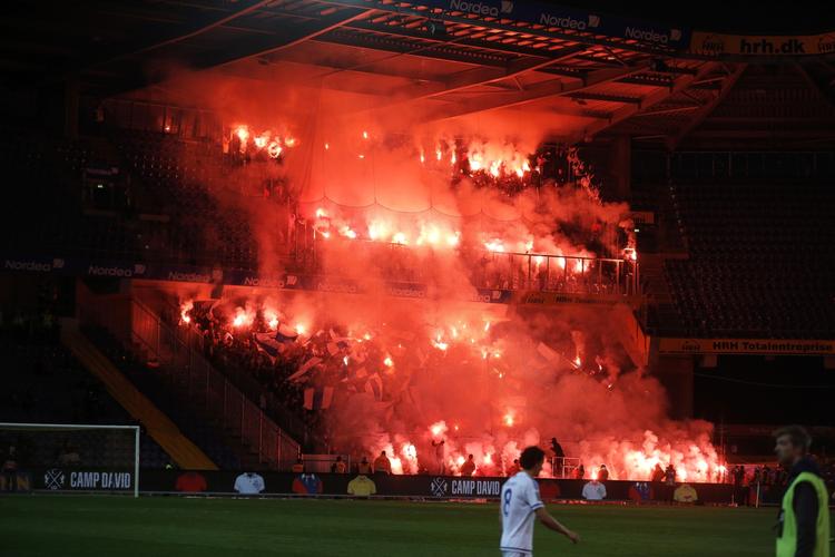 Fyrværkeri. Der var gang i den på Brøndby Stadion - også efter kampen mod FCK. 