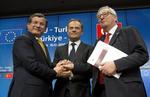 Løftebrud? Tyrkiets regeringsleder, Ahmet Davutoglu (t.v.), var godt tilfreds, da han for en måned siden indgik en stor flygtningeaftale med EU's ledere. Nu frygter han, at EU er ved at løbe fra en del af aftalen, der skal give tyrkere visumfrihed i Europa til sommer. 